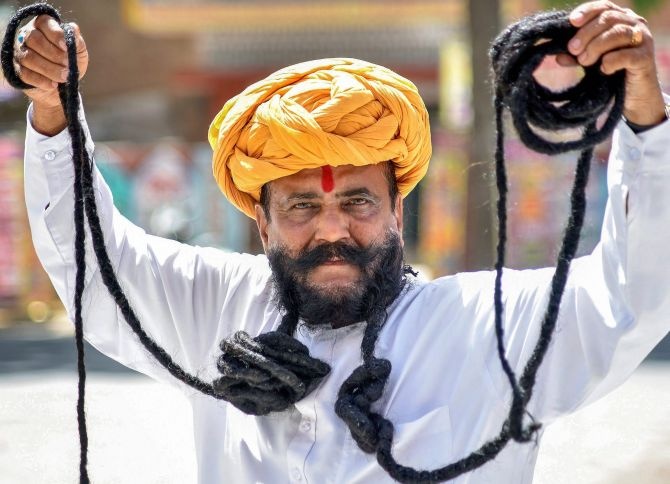 Nguoi dan ong An Do nuoi ria mep 35 nam, dai gan 10 m hinh anh