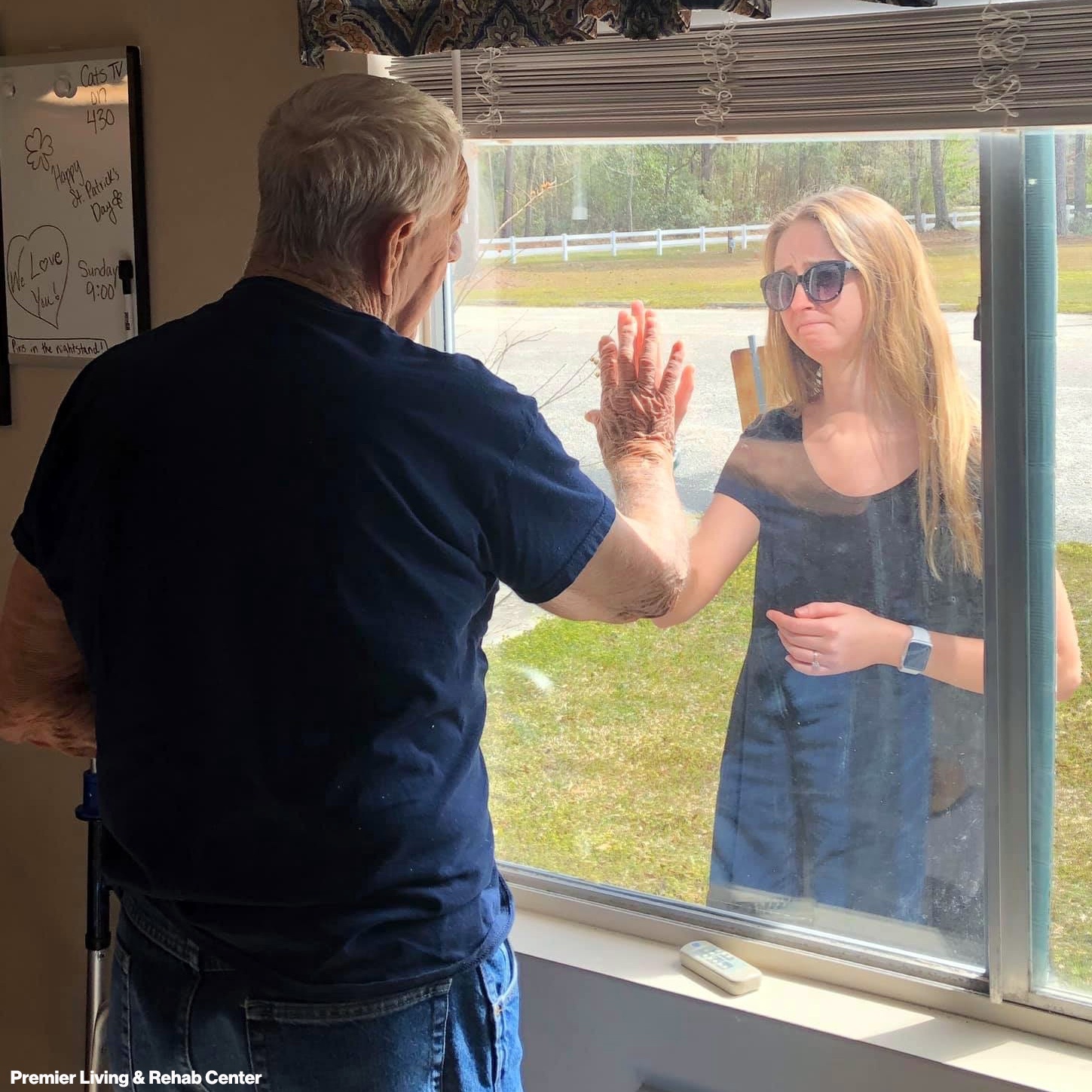 khoe ông nhẫn đính hôn qua tấm kính cách ly ảnh 1 khoe ong nhan dinh hon qua tam kinh cach ly anh 1