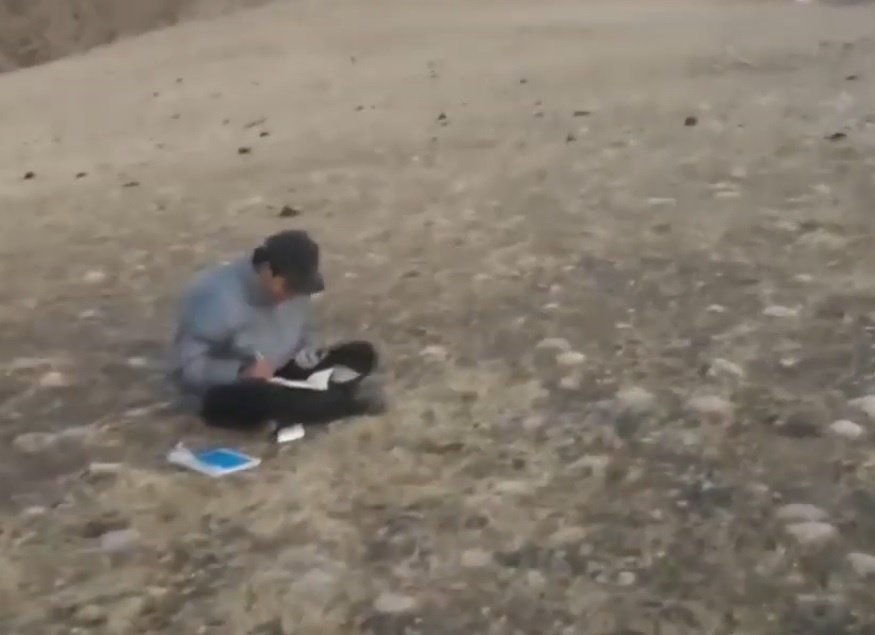 Treo len dinh nui 4.500 m de bat mang hoc bai giua troi lanh am 8 do C hinh anh