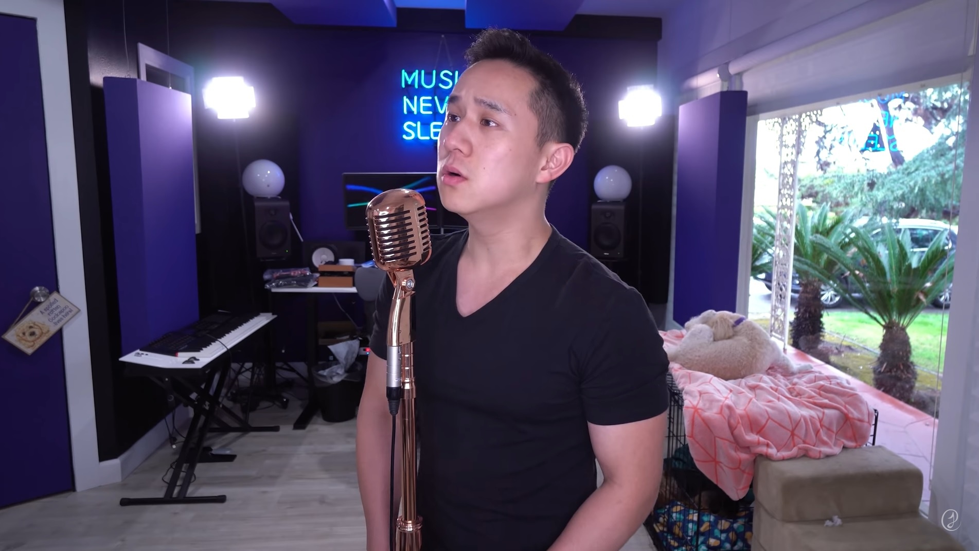 'Ghen co Vy' phien ban tieng Anh hinh anh