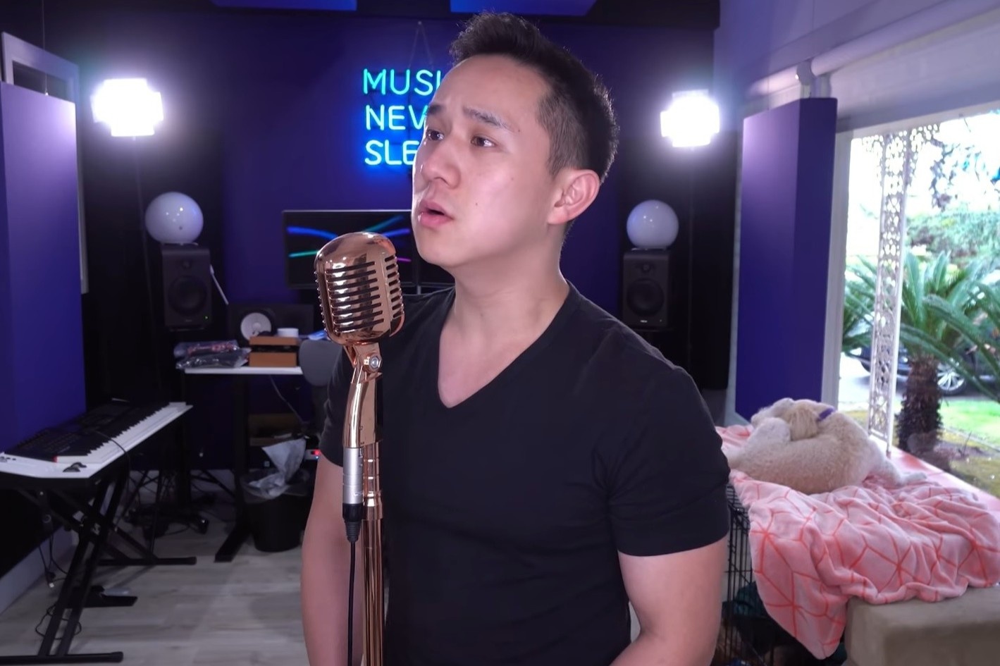 Ca si cover noi tieng hat ‘Ghen co Vy’ phien ban tieng Anh hinh anh