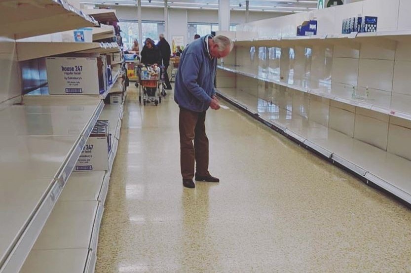 Anh cu ong dung giua ke hang trong o sieu thi hinh anh