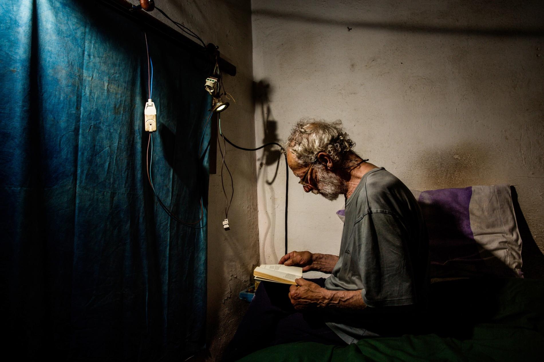 cu ong o mot minh tren dao 30 nam anh 8