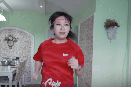 Chay 10 km trong phong khach moi ngay giua dot dich o Trung Quoc hinh anh