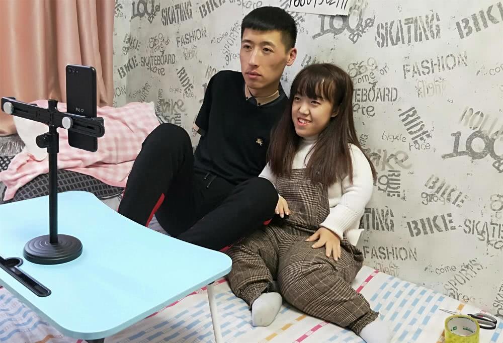 co gai 1, 1 m yeu chang trai khong tay anh 9