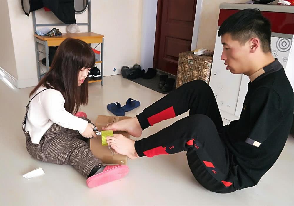 co gai 1, 1 m yeu chang trai khong tay anh 8