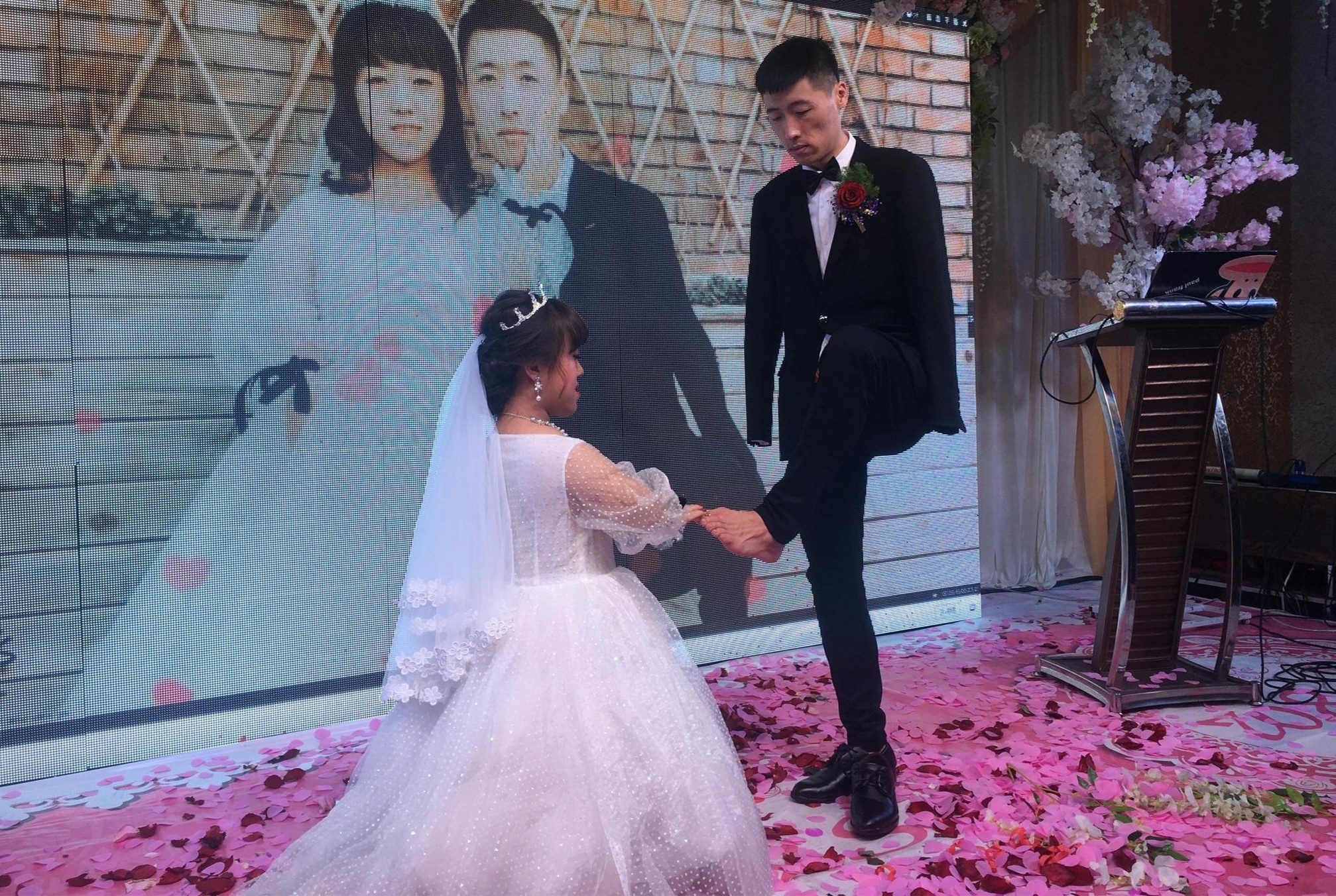 Chuyen tinh chenh 11 tuoi cua co gai 1,1 m va chang trai khong tay hinh anh