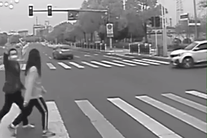 Cui dau chao y bac si tren xe buyt o Trung Quoc hinh anh