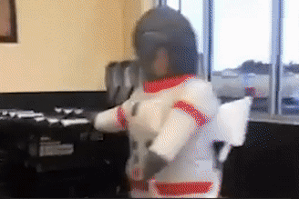 Mac do phi hanh gia kin mit di sieu thi de tranh dich benh hinh anh