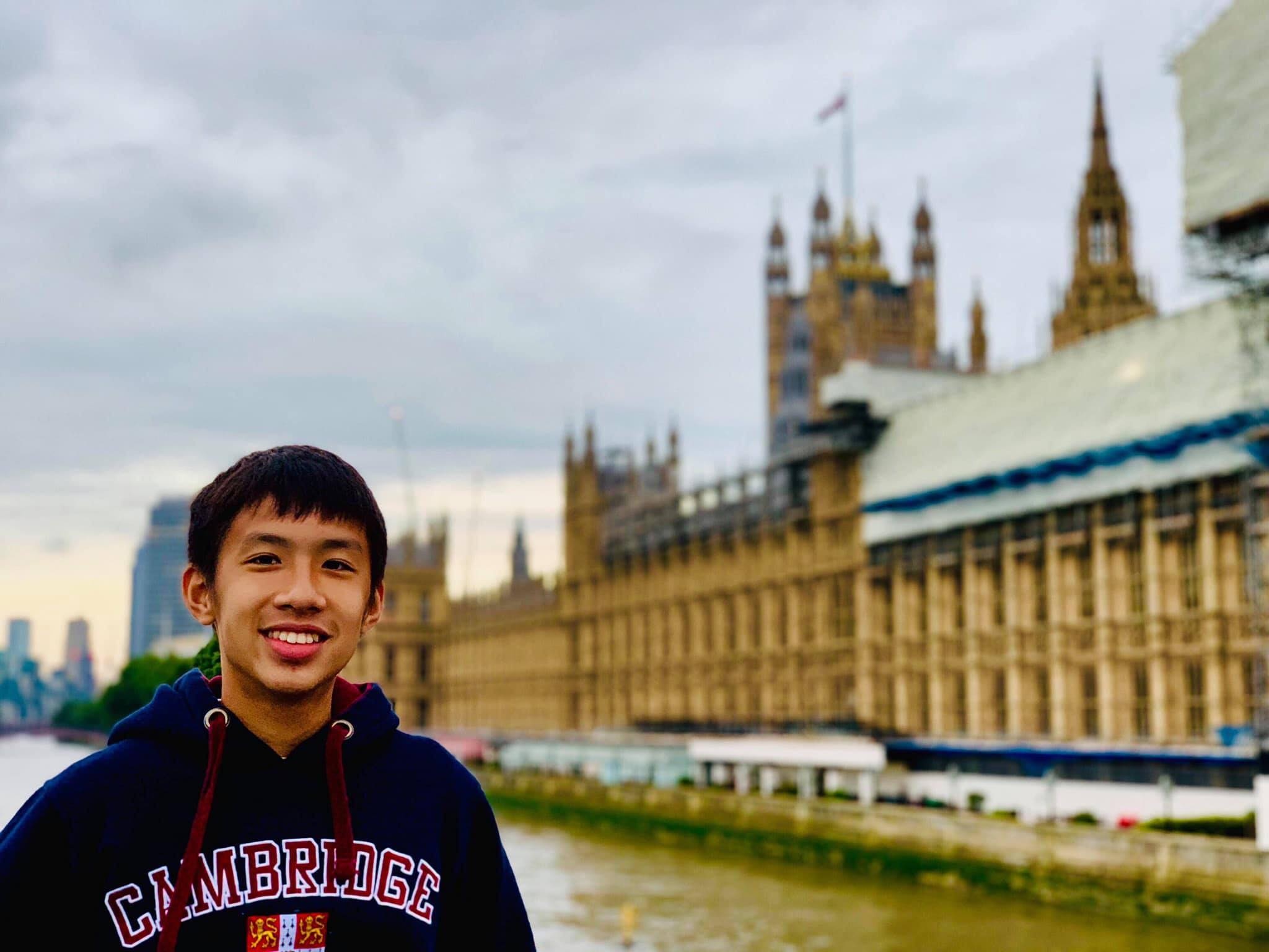 ban dau gia tranh ung ho 55 trieu dong chong dich anh 1