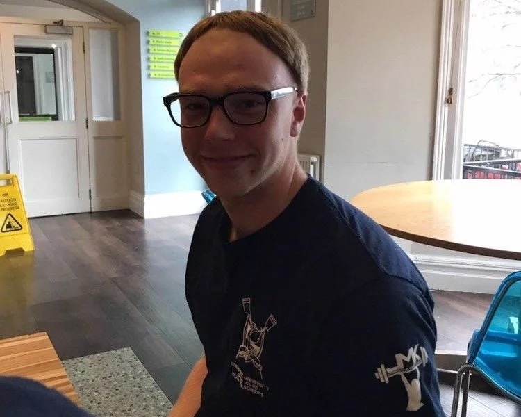 tu cat toc khi o nha cach ly anh 1