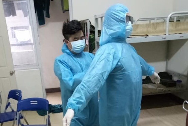 Chang dan quan 9X ke chuyen phuc vu nguoi cach ly o Ha Noi hinh anh