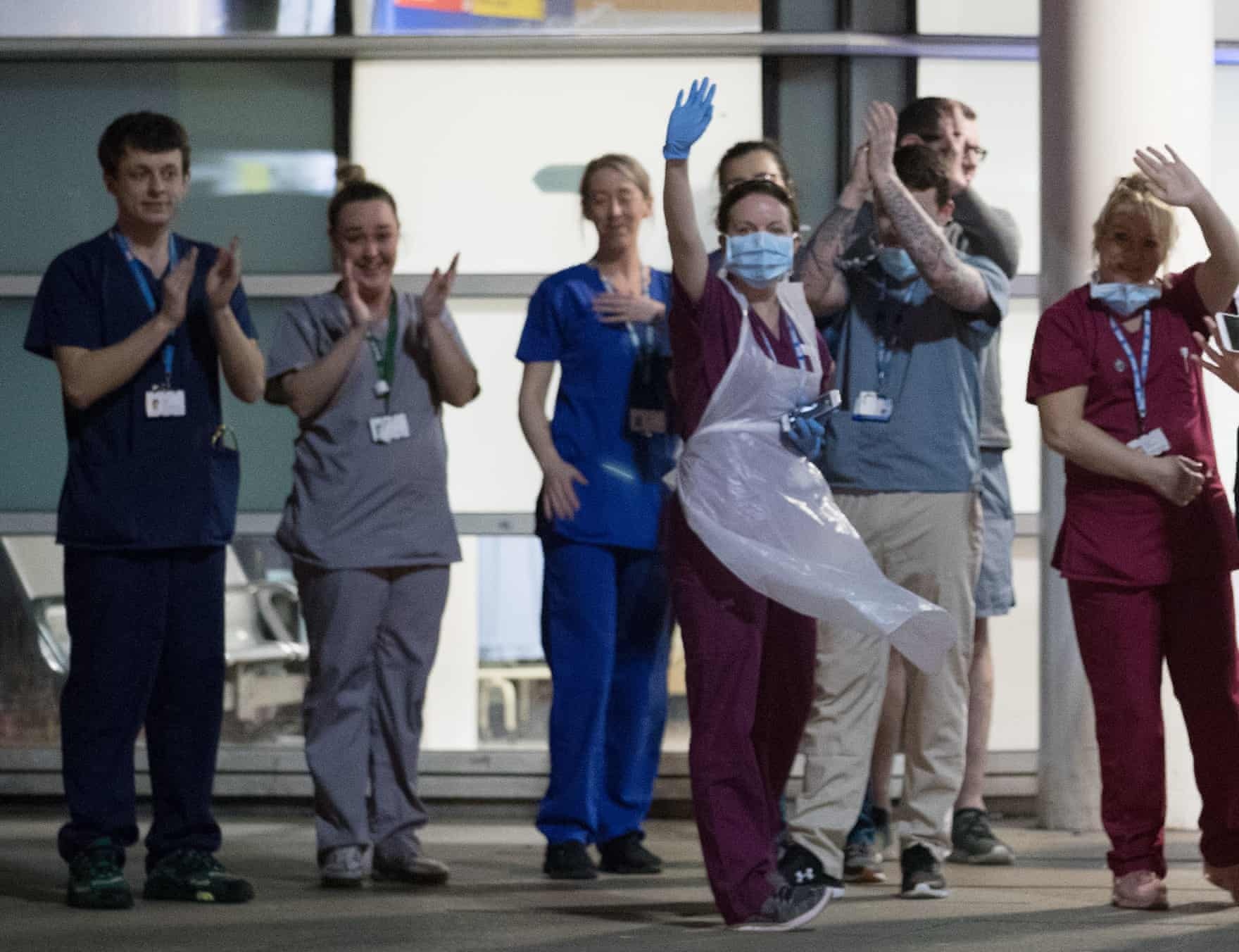 Hang nghin nguoi Anh ua ra ban cong vo tay cam on nhan vien y te hinh anh