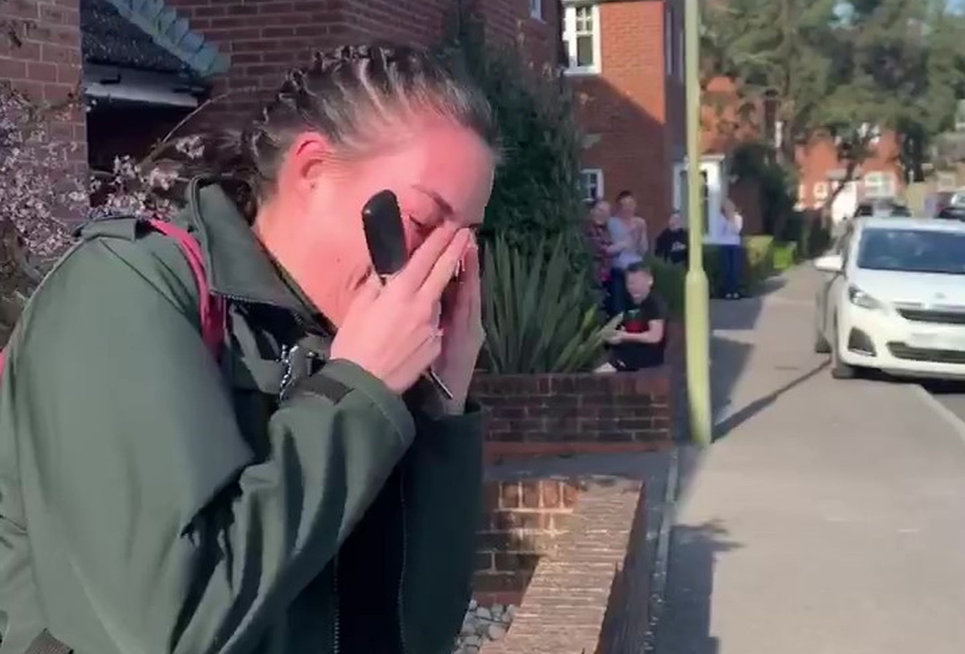 Nhan vien y te bat khoc khi hang xom vo tay dong vien truoc khi di lam hinh anh