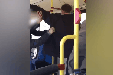 Nguoi dan ong o Ukraine bi danh, duoi xuong duong vi ho tren xe buyt hinh anh