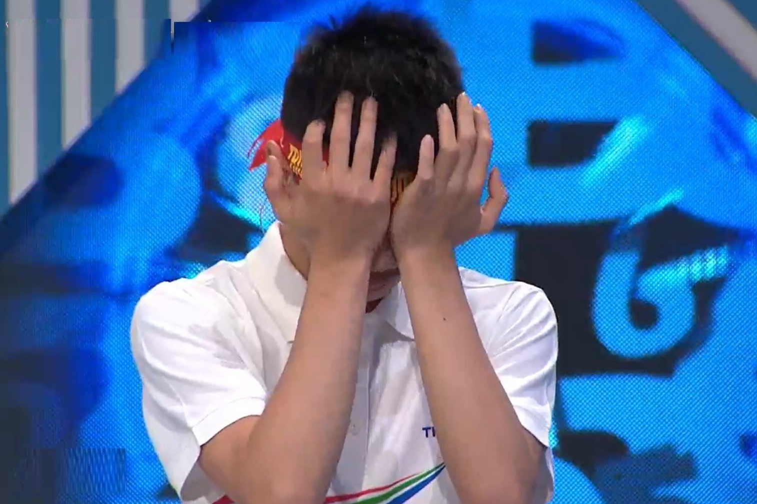 Nam sinh om mat khoc khi thang cuoc thi tuan Olympia hinh anh