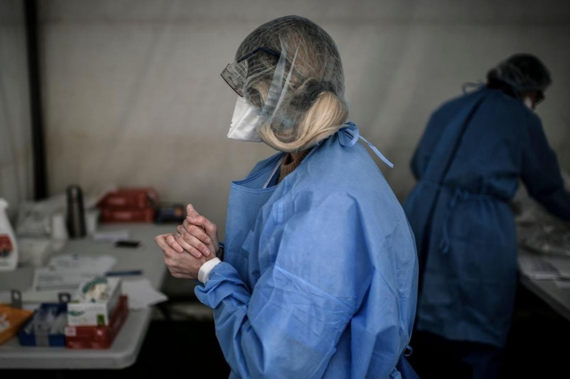 ‘Thuc day, toi da khoc’ - dia nguc cua y ta Phap tuyen dau chong dich hinh anh