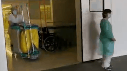 Nhan vien ve sinh oa khoc khi duoc y bac si bat ngo vo tay dong vien hinh anh