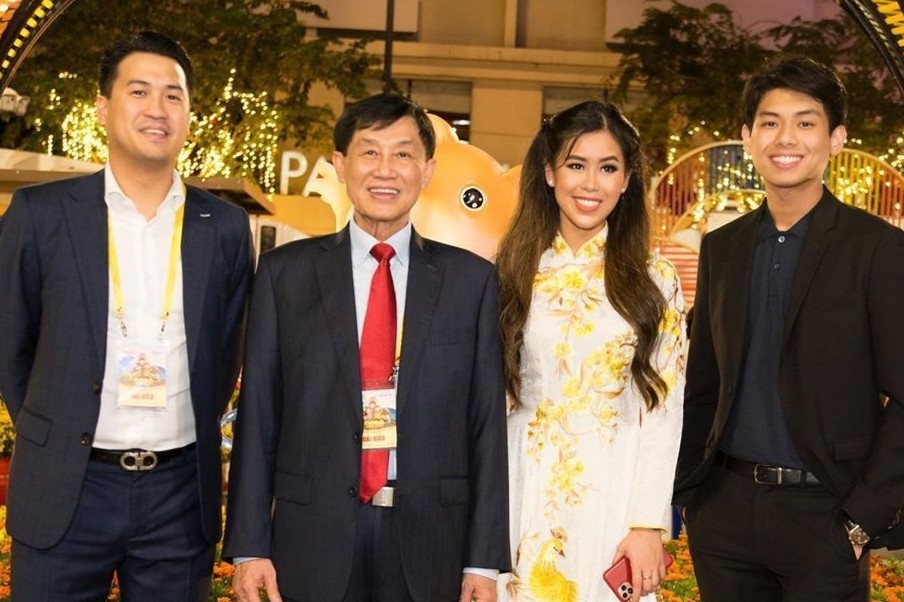 Phillip Nguyen vui mung khi em gai Tien Nguyen xuat vien hinh anh