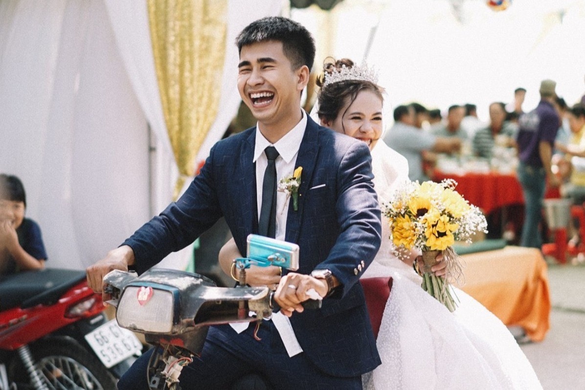 Bo anh cuoi ke chuyen tinh ‘thuong em anh trong hoa giay’ gay bao mang hinh anh