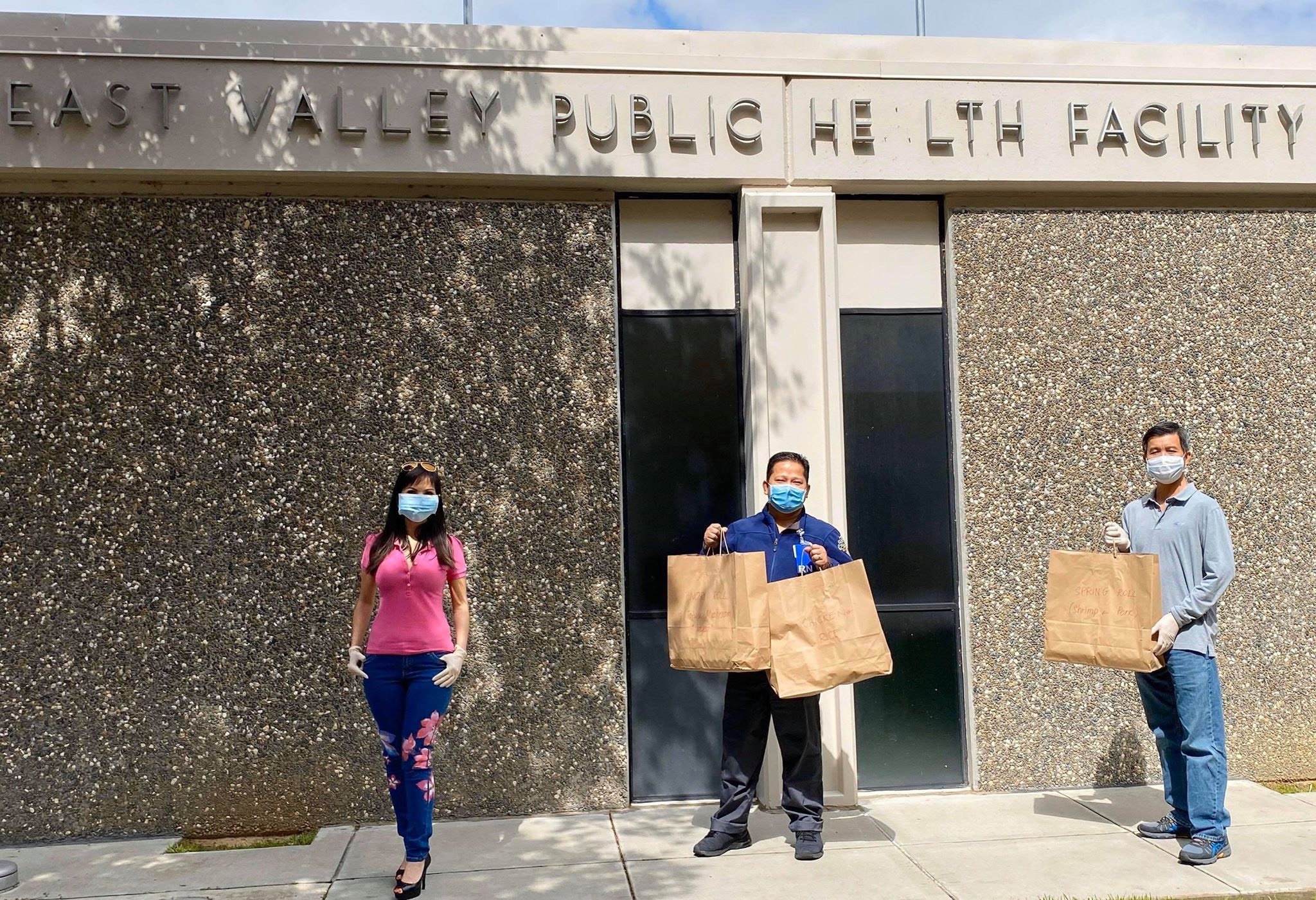 Hai phu nu Viet tang hang tram suat an cho y bac si My moi ngay anh 5