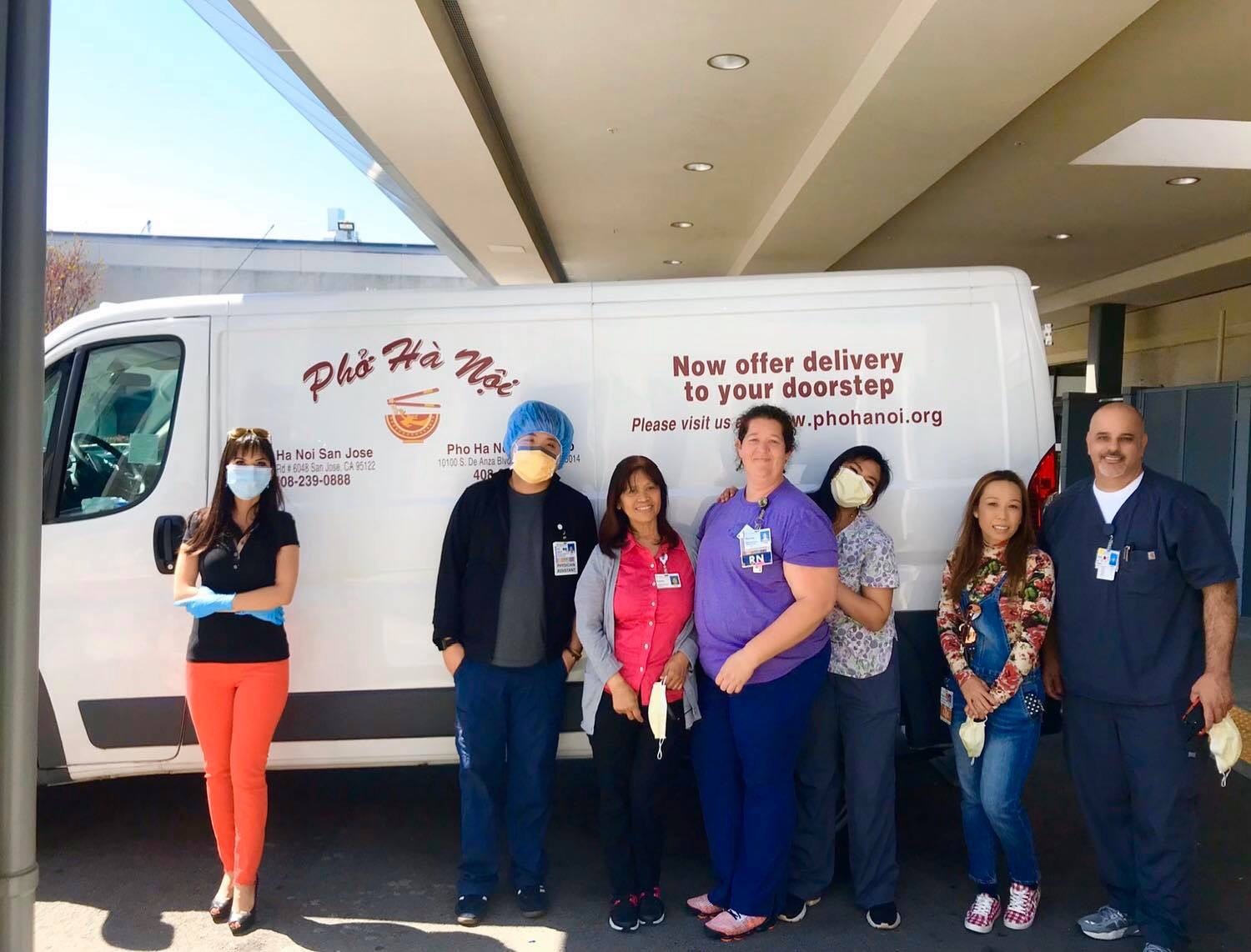 Hai phu nu Viet tang hang tram suat an cho y bac si My moi ngay anh 7