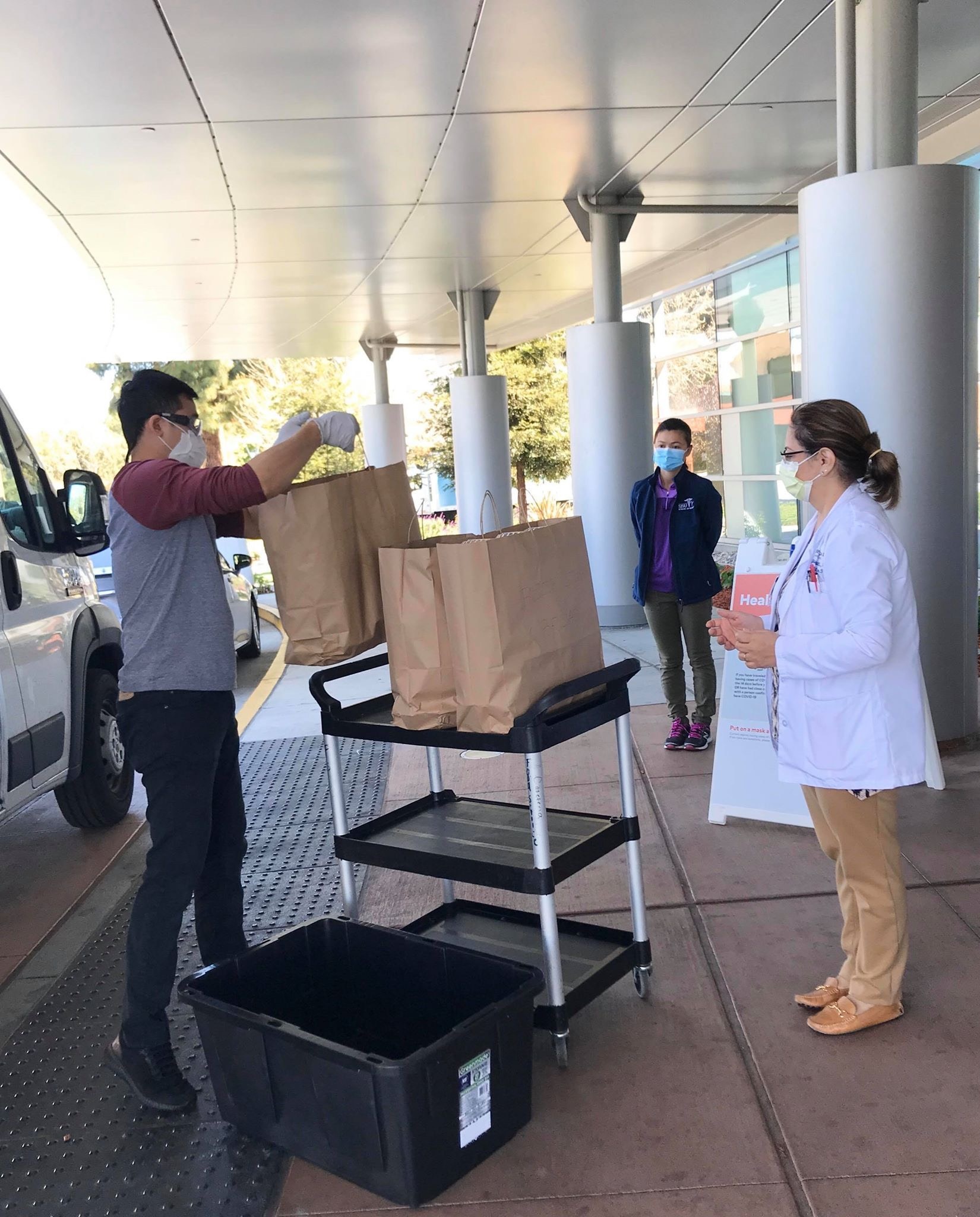 Hai phu nu Viet tang hang tram suat an cho y bac si My moi ngay anh 6