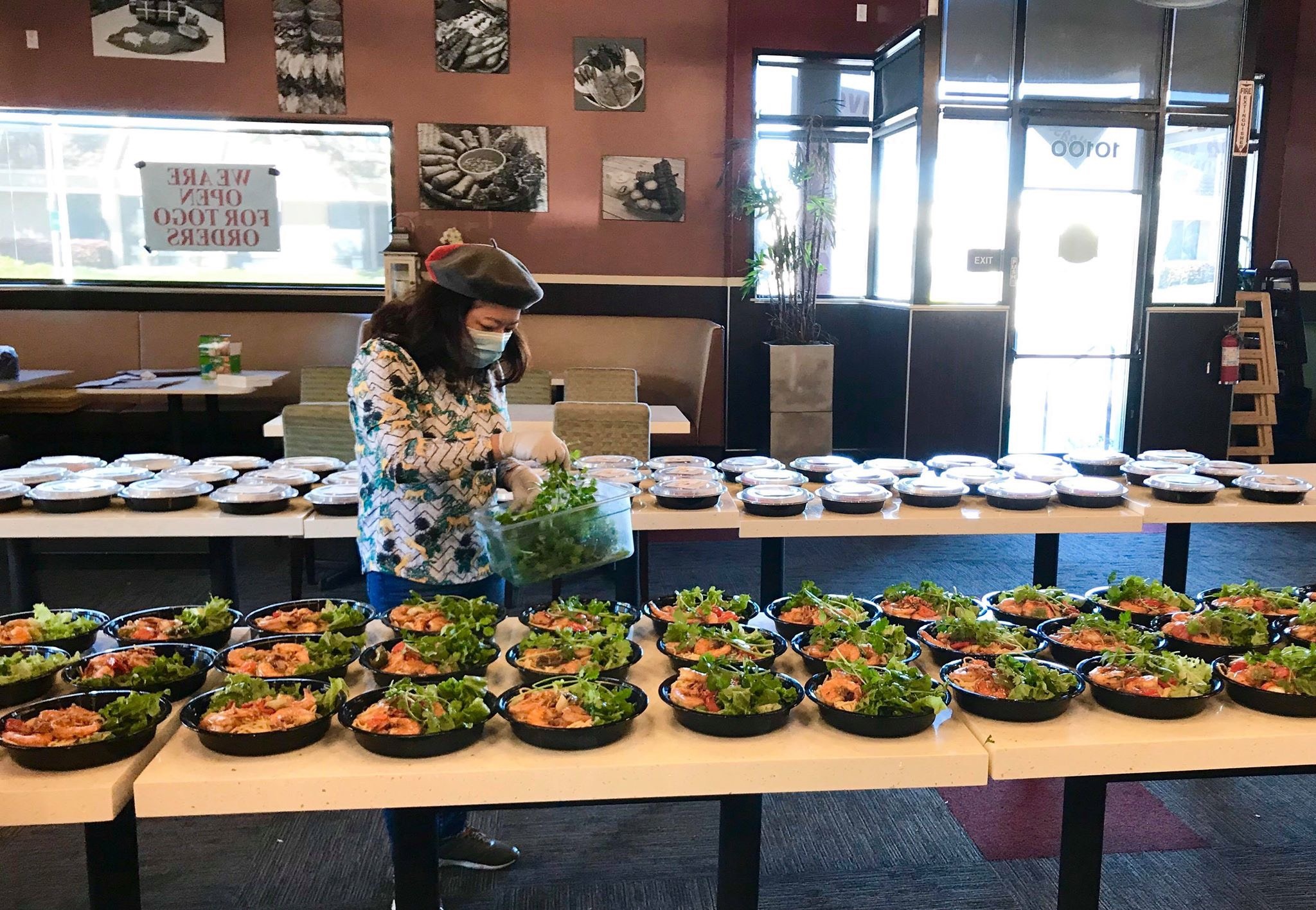 Hai phu nu Viet tang hang tram suat an cho y bac si My moi ngay anh 1