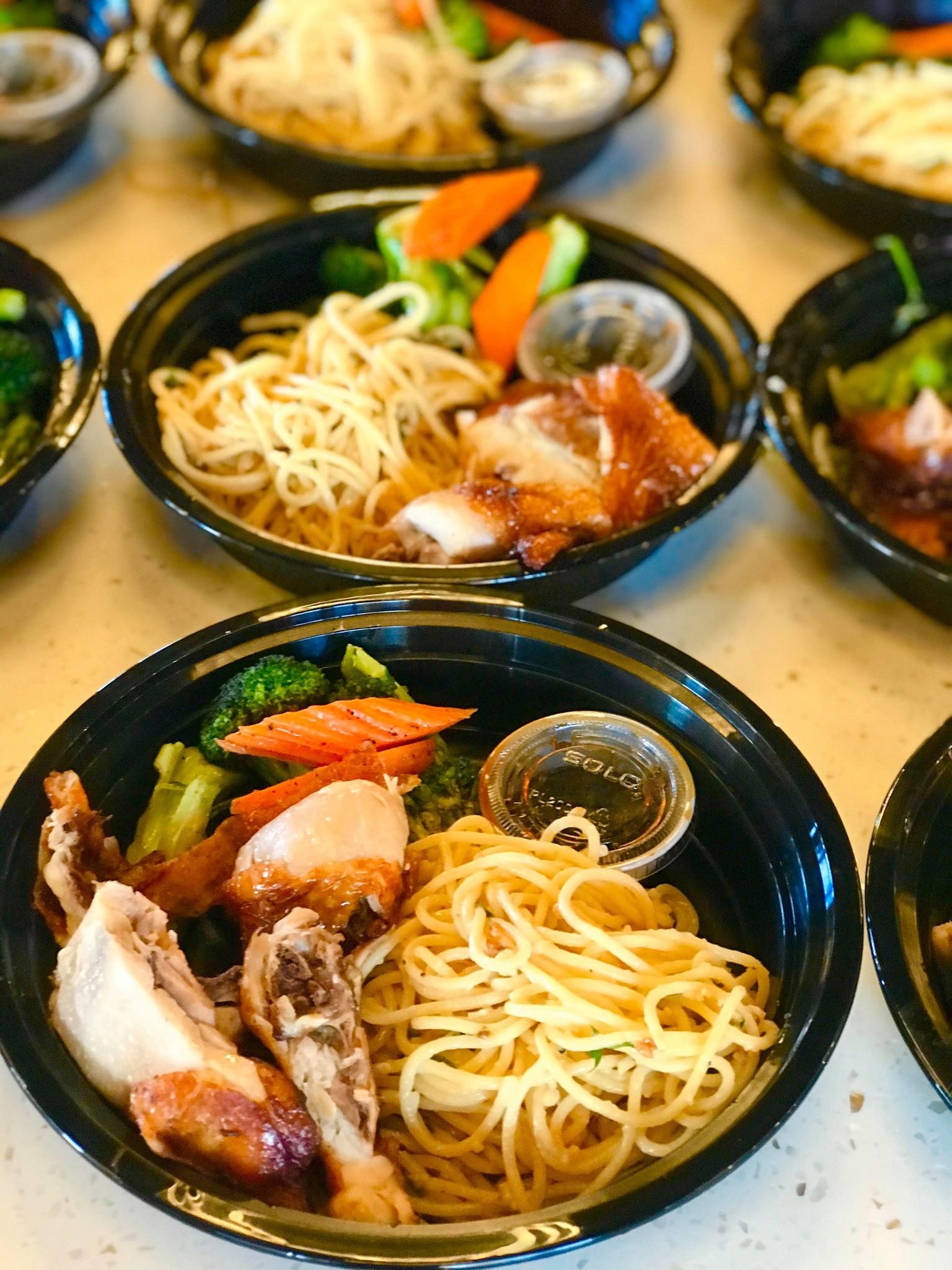 Hai phu nu Viet tang hang tram suat an cho y bac si My moi ngay anh 3