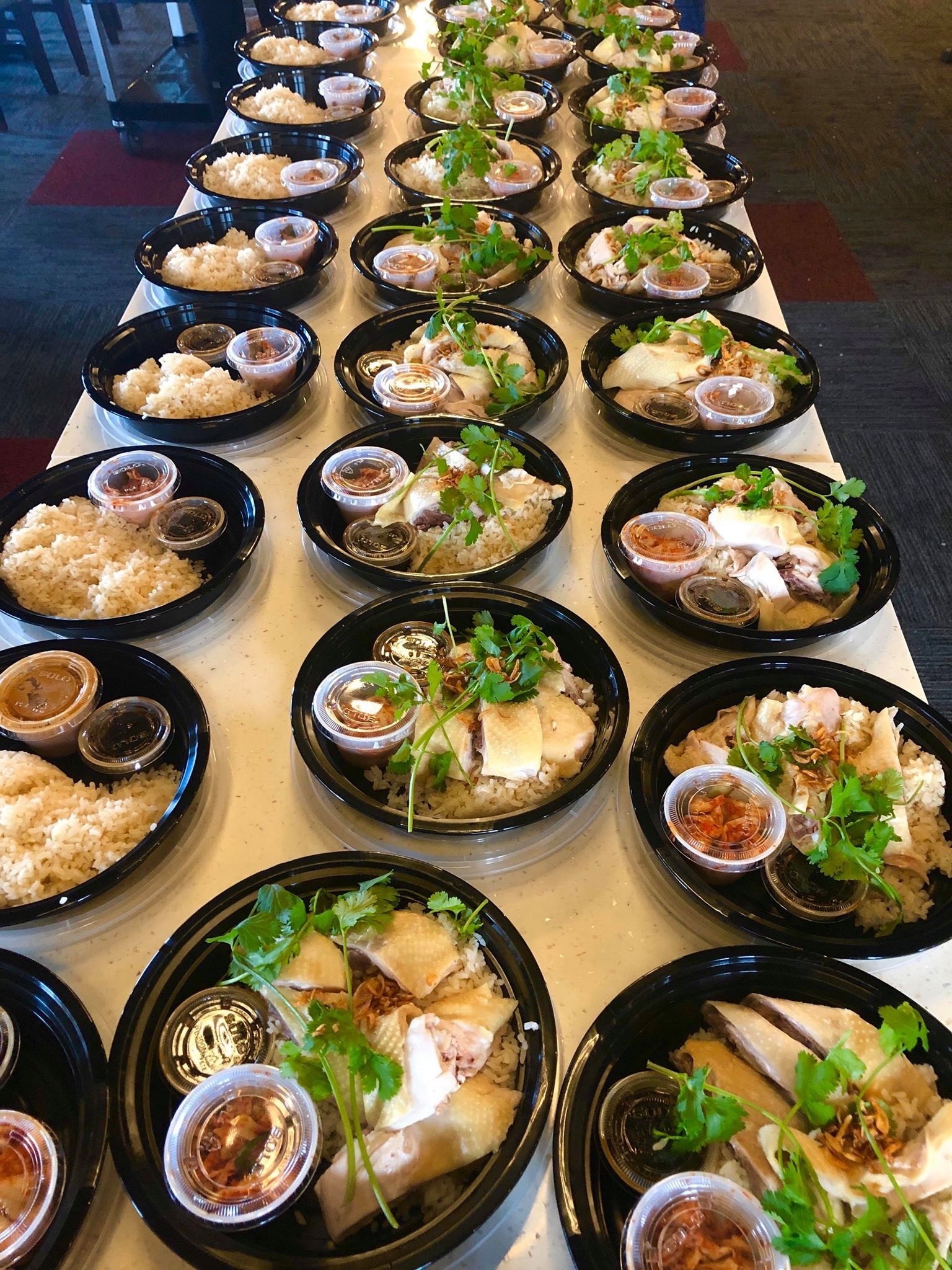 Hai phu nu Viet tang hang tram suat an cho y bac si My moi ngay anh 2