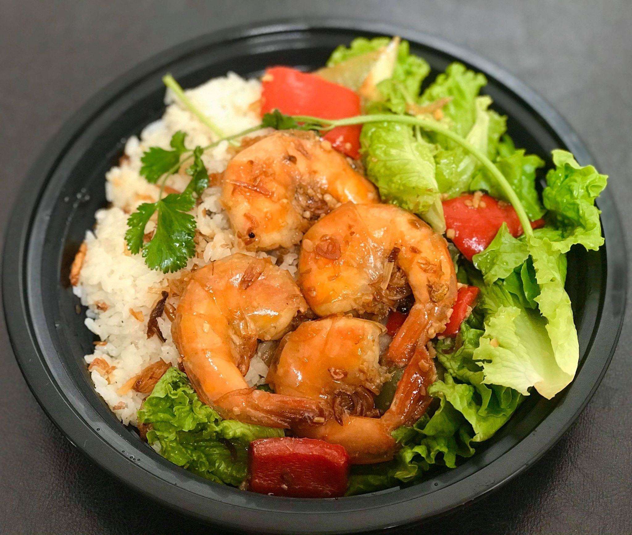 Hai phu nu Viet tang hang tram suat an cho y bac si My moi ngay anh 4