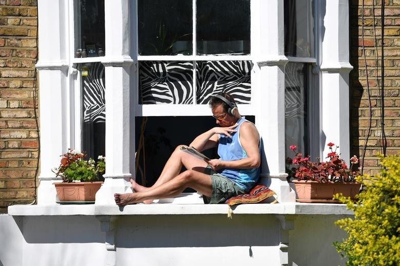 Song ben o cua so, ban cong trong ngay cach ly hinh anh