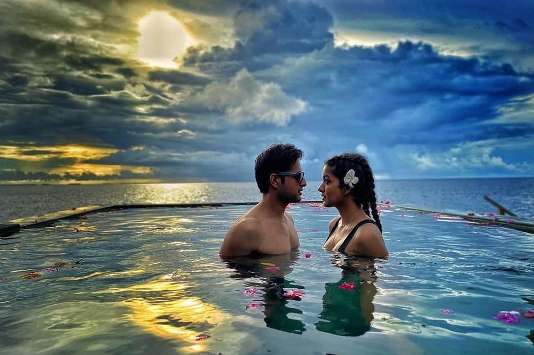 Co di trang mat giua dich, doi moi cuoi mac ket o Maldives hinh anh