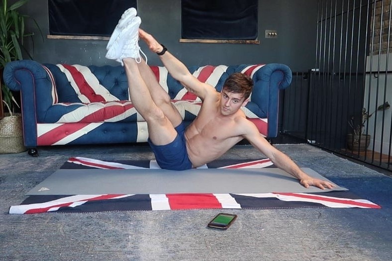 Van dong vien boi bang thung bia, cheo thuyen voi ghe khi nghi dich hinh anh