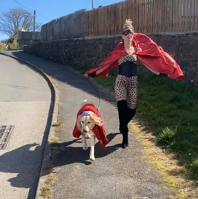 mỗi ngày diện một trang phục kỳ lạ để dắt chó đi dạo ảnh 1 moi ngay dien mot trang phuc ky la de dat cho di dao anh 1