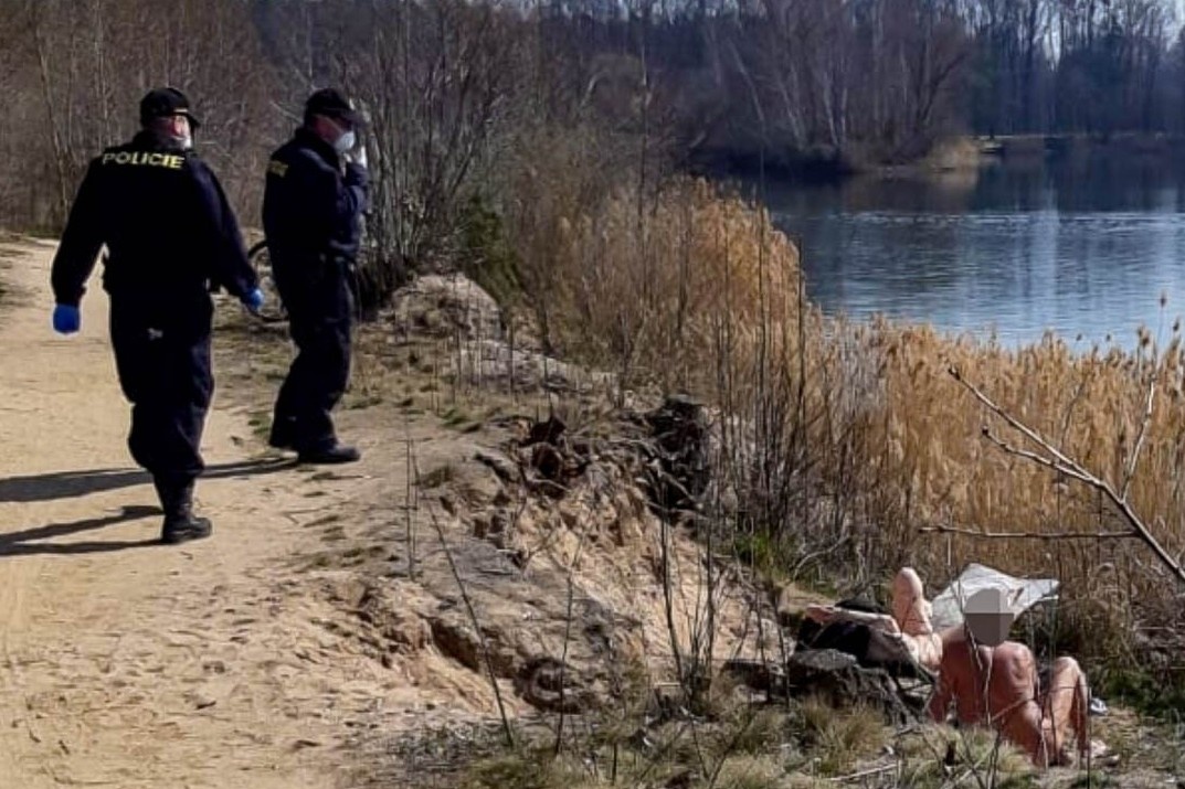 O Czech, nguoi dan co the khoa than tam nang nhung phai deo khau trang hinh anh