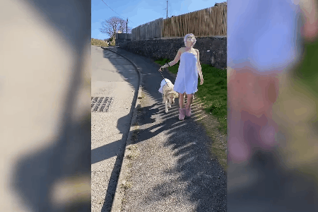 Moi ngay dien mot trang phuc ky la de dat cho di dao hinh anh