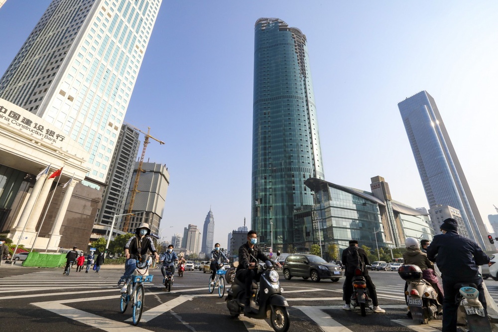 Hao hung nhung de chung - dan Vu Han loay hoay hau phong toa hinh anh