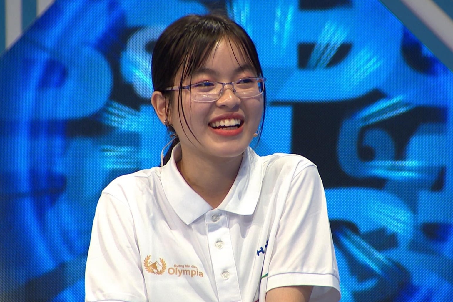 Nu thi sinh Olympia duoc chu y tren mang nho mot cau noi ‘man ma’ hinh anh