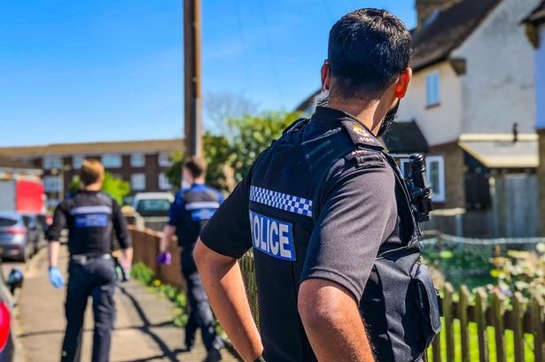 Bi bo tu vi nho nuoc bot vao canh sat, tu nhan nhiem Covid-19 hinh anh