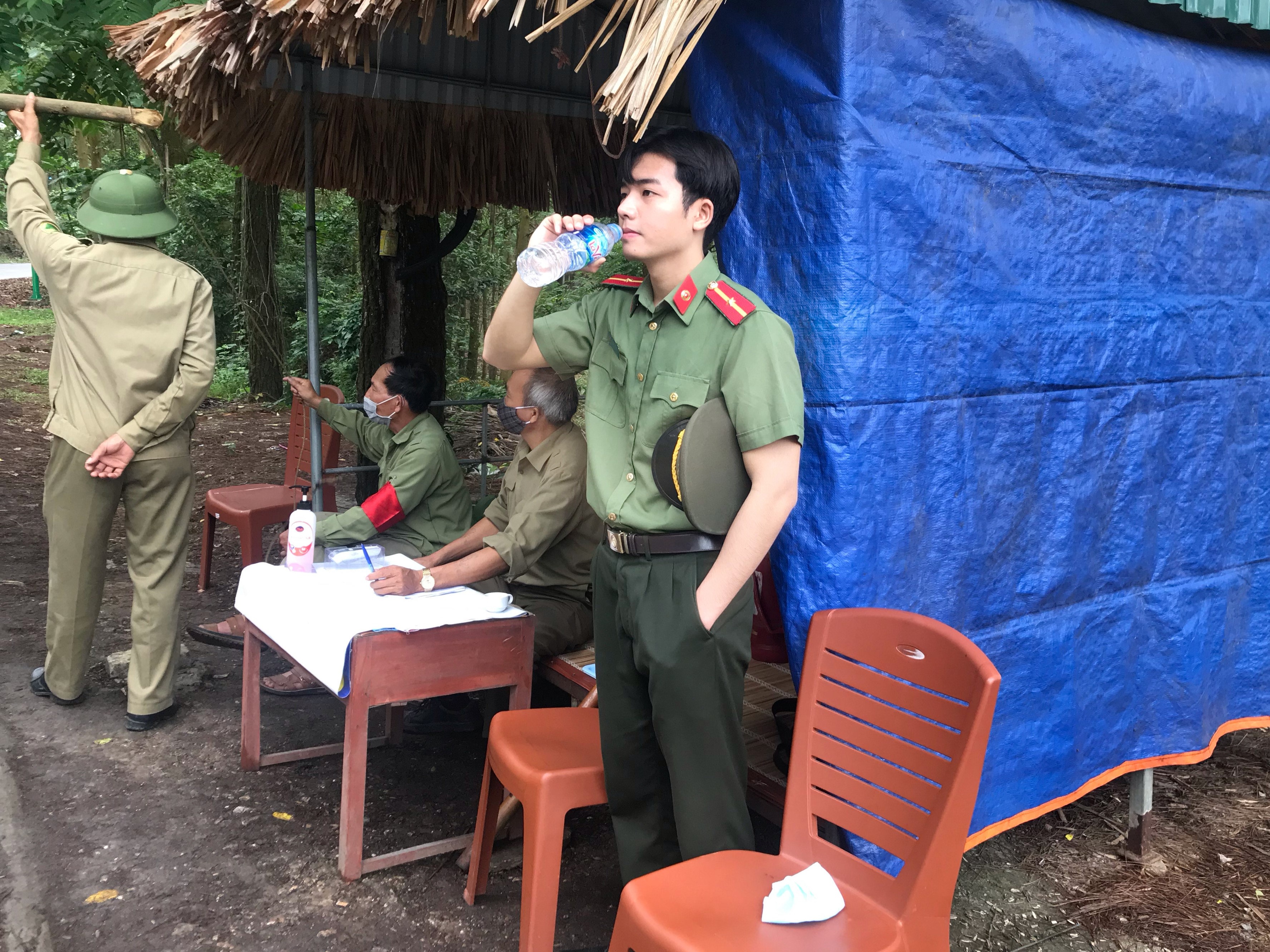 Chien si duoc chu y voi anh chup o chot kiem dich anh 1