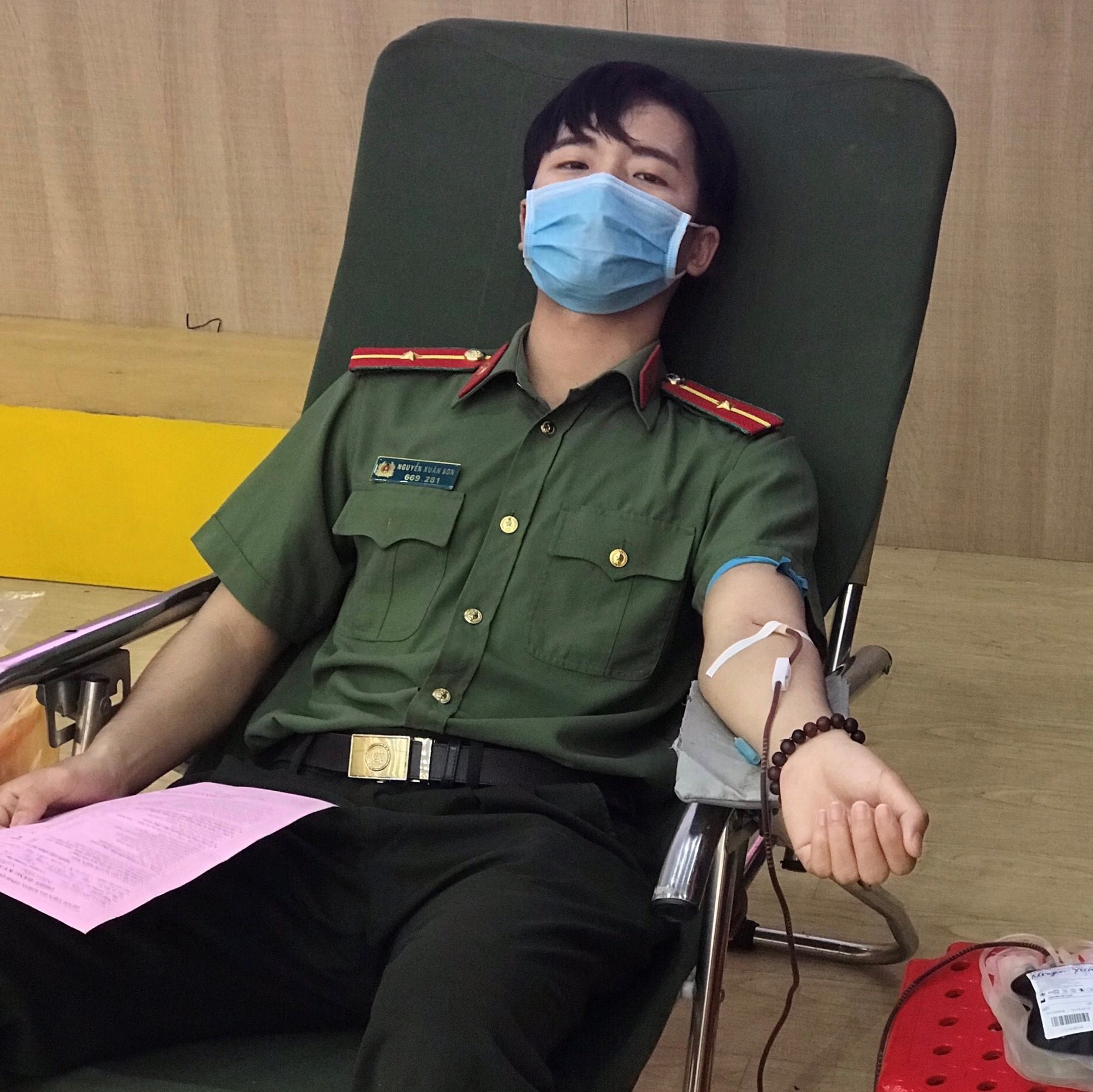 Chien si duoc chu y voi anh chup o chot kiem dich anh 2