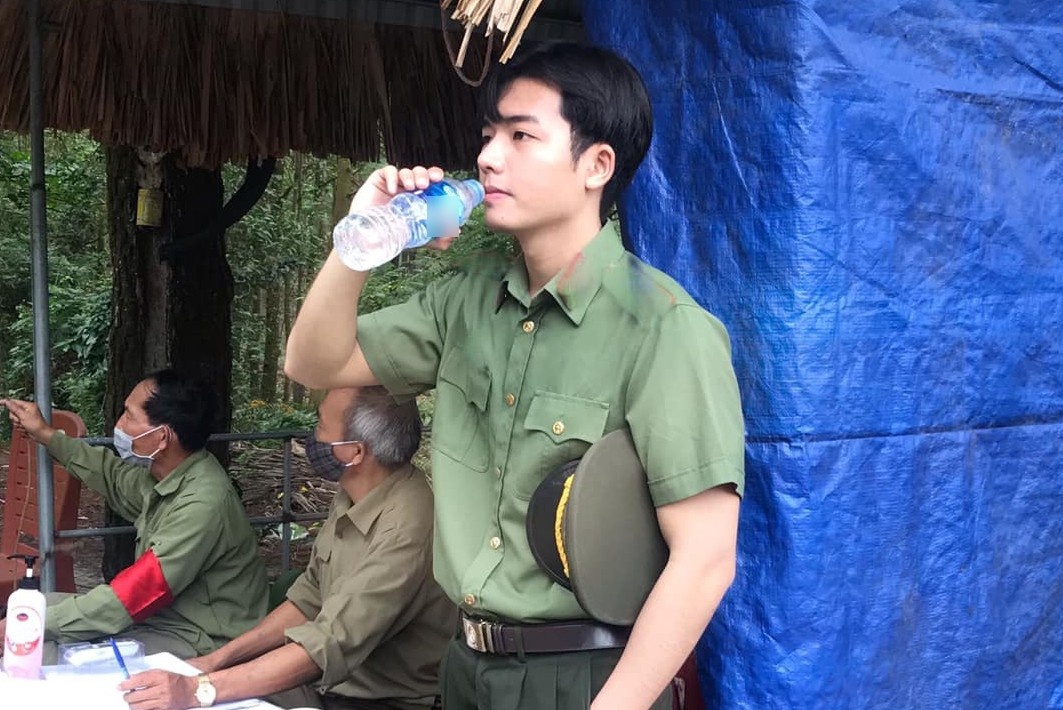 Chien si cong an duoc chu y nho buc anh chup o chot kiem dich Covid-19 hinh anh