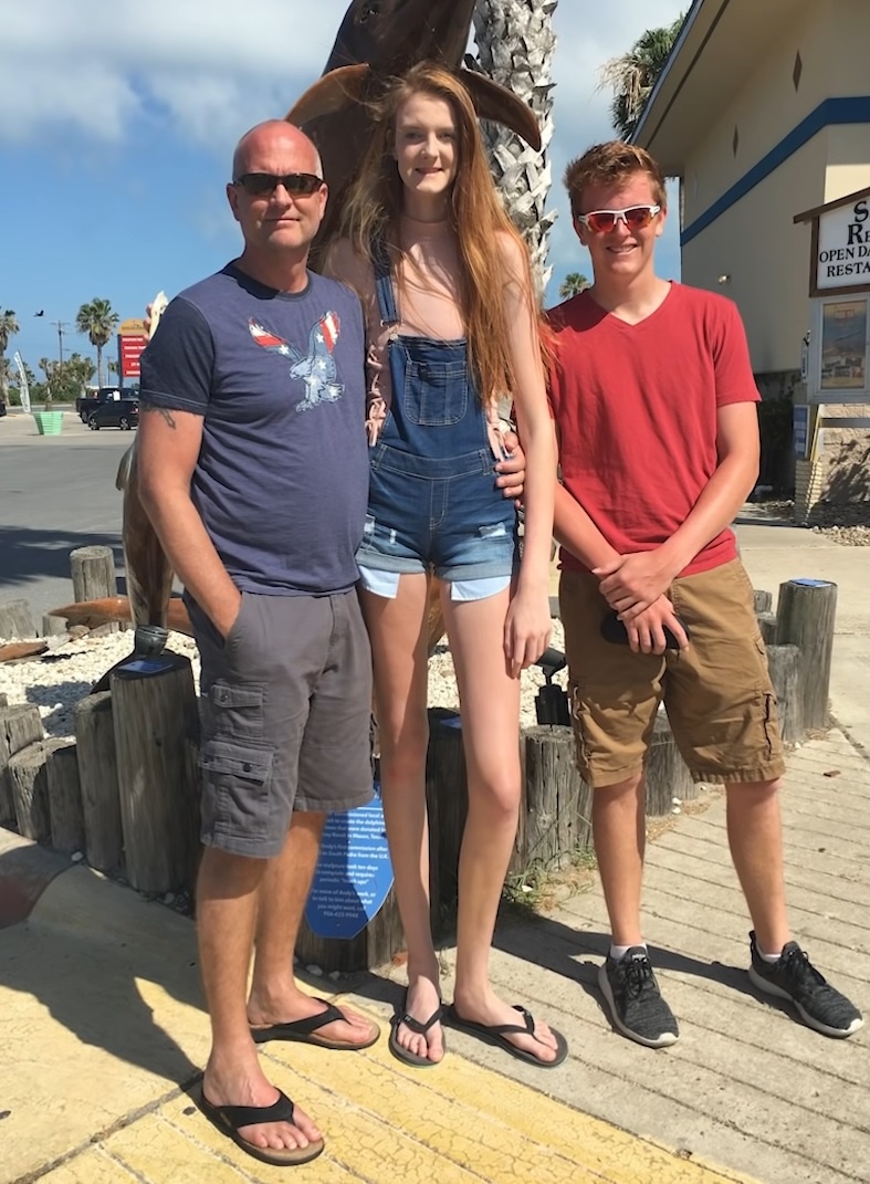 cô gái 16 tuổi có đôi chân dài nhất thế giới ảnh 4 co gai 16 tuoi co doi chan dai nhat the gioi anh 4