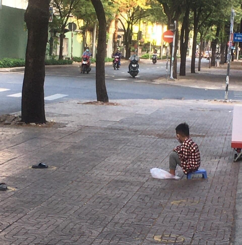 cau be mot minh xep hang o cay ATM gao anh 1