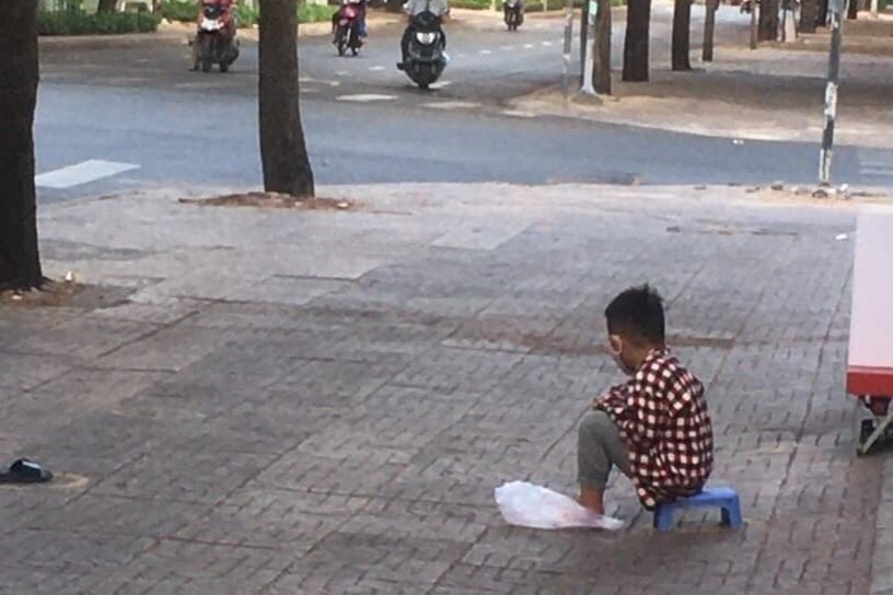 Cau be mot minh xep hang cho nhan do o cay ATM gao luc 6h30 sang hinh anh