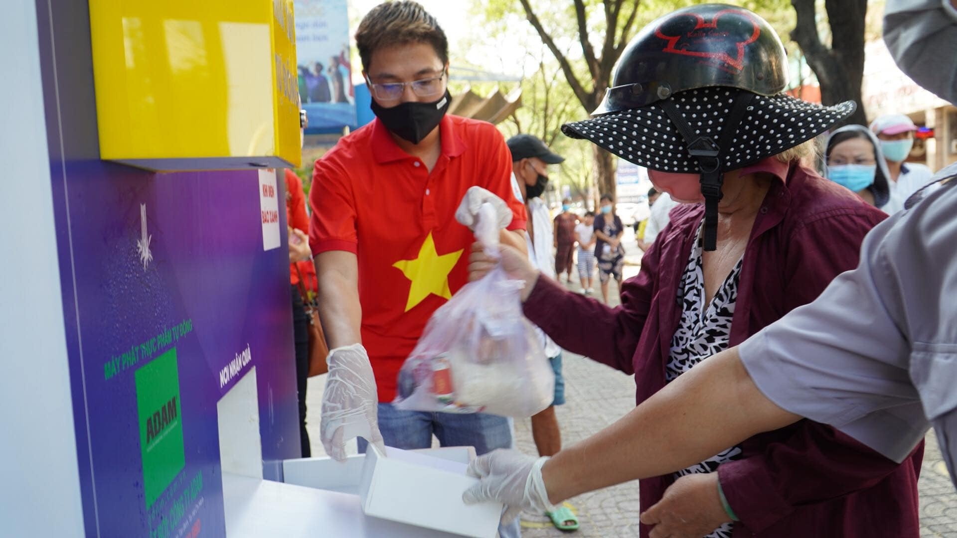 cau be mot minh xep hang o cay ATM gao anh 2