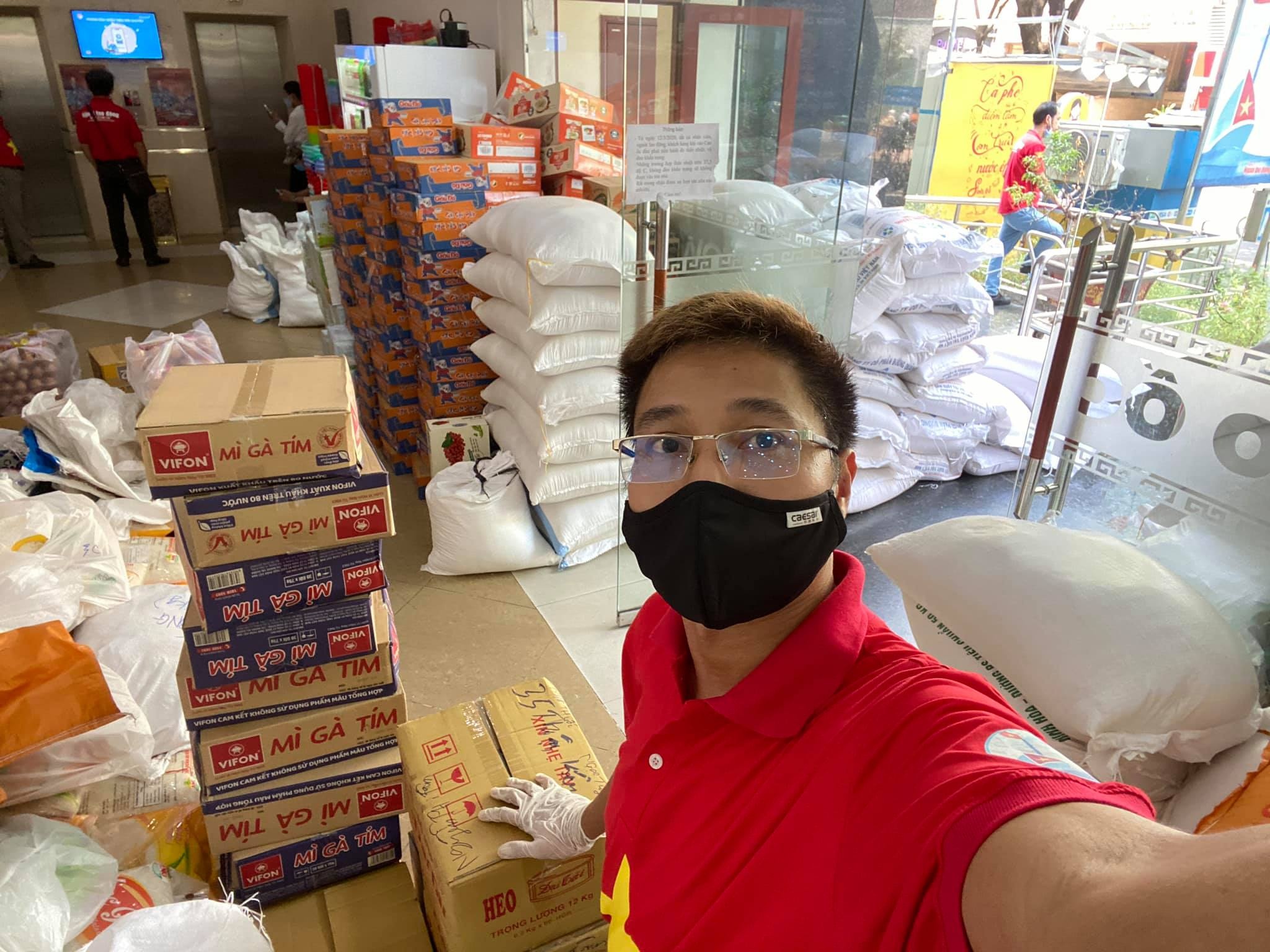 cau be mot minh xep hang o cay ATM gao anh 3