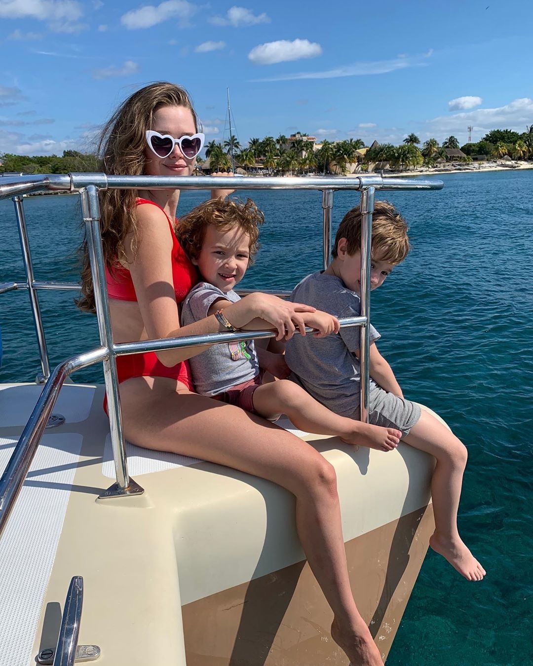 me 3 con thuong bi nham la chi gai cua con anh 2