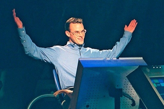 Anh chang thang 1 trieu USD o Ai la trieu phu 20 nam truoc gio ra sao hinh anh